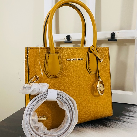 Michael Kors Mercer Medium Messenger Crossbody - Picture 2 of 15